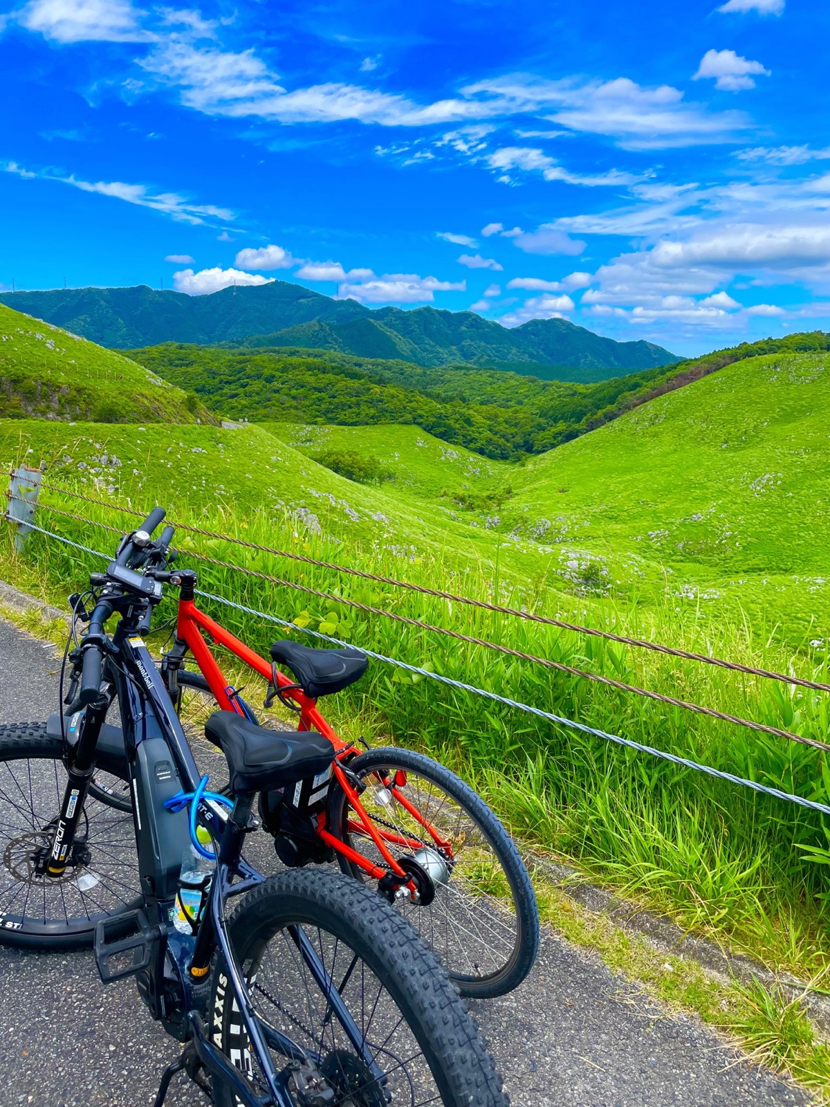 秋吉台のカルスト台地を走るために借りたE-bike