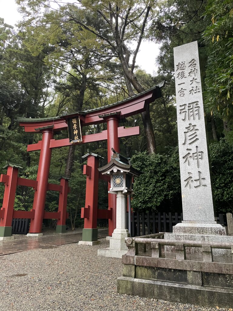 雨に濡れた彌彦神社の一の鳥居