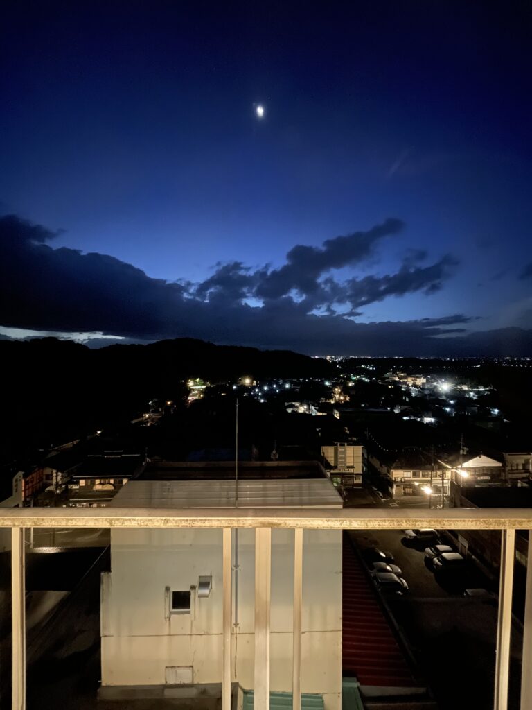 四季の宿みのや上階から眺めた弥彦の夜景と月
