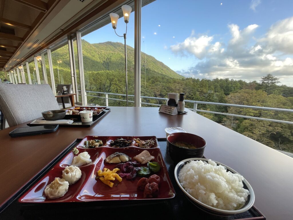 弥彦山を望む窓辺で食べた朝食と新潟県産米