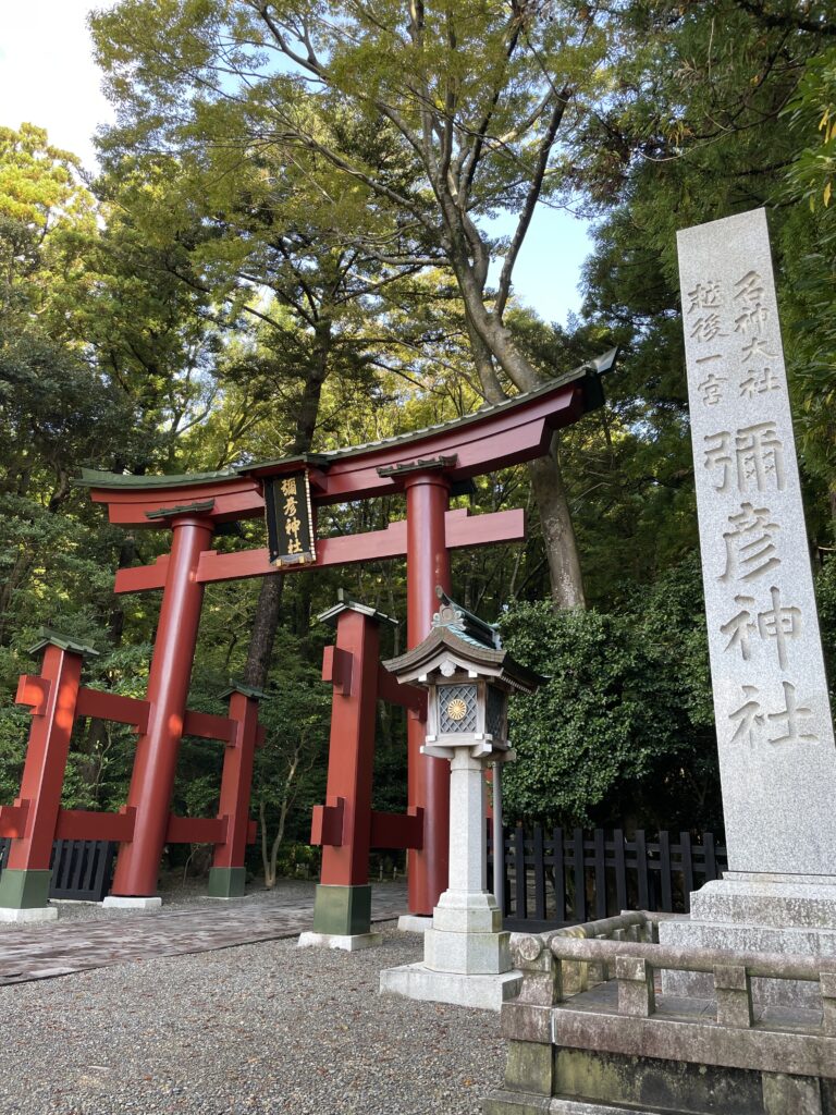 青空に映える彌彦神社の一の鳥居