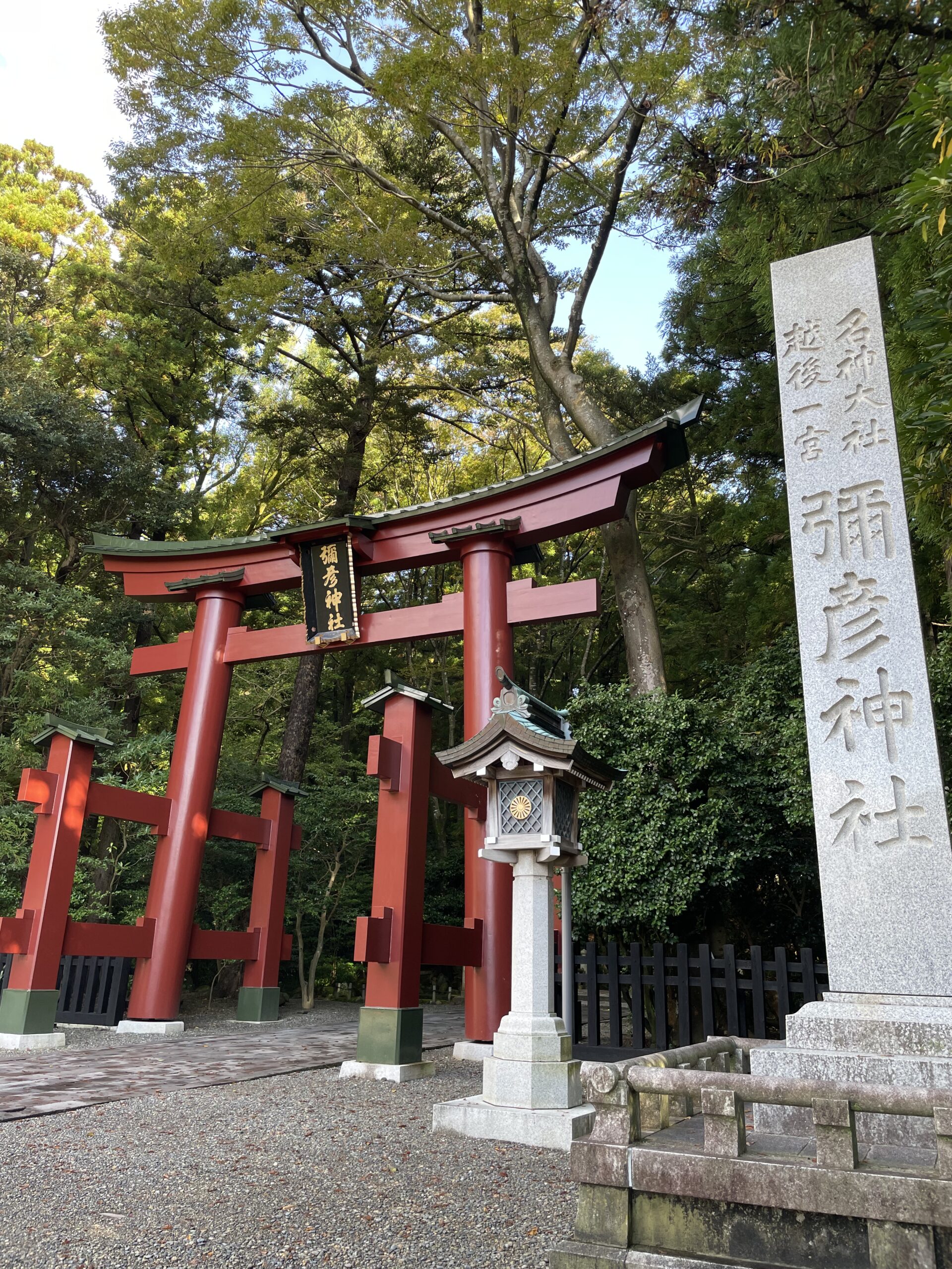 青空に映える彌彦神社の一の鳥居