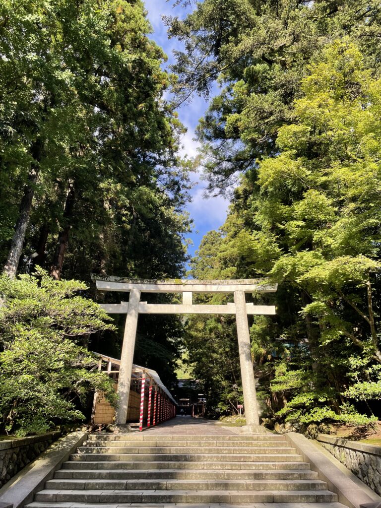 彌彦神社の石鳥居と石段