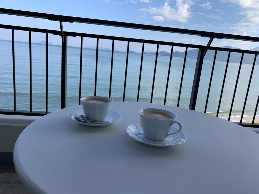 唐津シーサイドホテルの客室テラスに置いたコーヒーカップと海の眺め